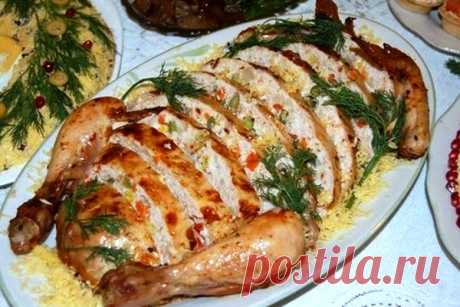 Запеченная фаршированная курица с ветчиной и сыром