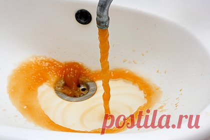 Россиянам объяснили причины появления ржавой воды из-под крана