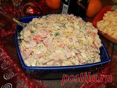 Салат "Праздничный" 

Ингредиенты: 
- вареное куриное мясо - 300 г; 
- ветчина - 250 г; 
- огурцы маринованные - 3-4 шт.; 
- помидоры - 2-3 шт.; 
- яйца - 3 шт.; 
- сыр - 50 г; 
- зелень; 
- майонез. 

Приготовление: 
Куриное мясо режем на кусочки, добавляем тертый сыр. 
Режем соломкой ветчину и добавляем в салат. 
Далее нарезанные соломкой огурцы и яйца. 
Добавляем порезанные помидоры и зелень. Заправляем салат майонезом и подаем к столу. 
Вкусный салат из ветчины, курино...