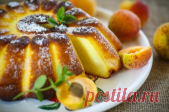 Десерты из манки — нежные и вкусные!

1. Лимонный манник

Ингредиенты:

Сухая манная крупа — 1 стак.
Кефир или йогурт — 1 стак.
Сахар — 1 стак.
Яйца — 2 шт.
Лимон — 1 шт.
Соль — 1 щепотка 
Ванилин — по вкусу
Разрыхлитель — 0,5 пакетика 
Растительное масло — для смазывания формы
Сахарная пудра — для украшения
Фрукты, ягоды — по вкусу

Приготовление:

1. Манную крупу заливаем кефиром и оставляем набухать на 1 час.
2. Яйца растираем с сахаром, добавляем соль и ванилин.
3. Нат...