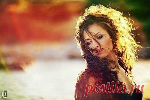 Ах, не смотри Ты на чужое Счастье -
Оно лишь...с виду ярко так...блестит! И не кори себя за...одиночество -
В нём, знаешь, - меньше всякой...суеты!
Не верь в лукавые наветы и...пророчества
Не унижай себя средь глупой...пустоты:
Зачем тебе истрёпанный, усталый спутник, Ты ж понимаешь: здесь очередной...тупик!
Так что живи и наслаждайся Счастьем
Смотри на всё как Птица...с высока,
А если небо вдруг становится ненастным,
Взмахни крылом и - в высь...за облака!
