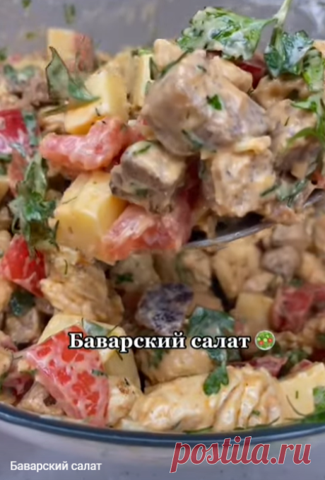 Потрясающе сытный мясной салат с гренками и помидорами