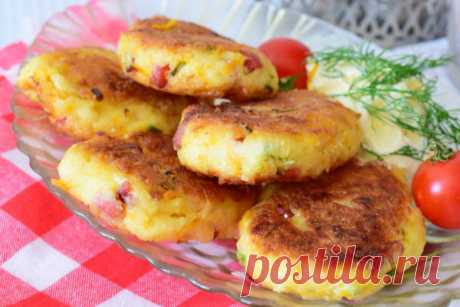 Капустники с копчёной колбасой и сыром
Капустные котлетки с копчёной колбасой и сыром — отличная альтернатива обычным оладьям. Капустники с колбасой обязательно придутся по вкусу всем вашим домашним.
