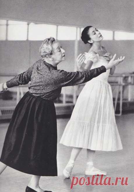 Tamara Karsavina rehearsing Margot Fonteyn for 'Le Spectre de la Rose' | Dance Images