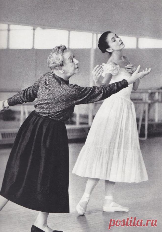 Tamara Karsavina rehearsing Margot Fonteyn for 'Le Spectre de la Rose' | Dance Images