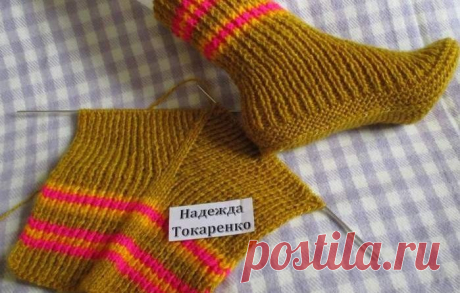 Очень теплые и оригинальные носочки на двух спицах Носочки вяжутся на двух спицах. 
Набрала 49 петель на спицы №3. Провязала 30 рядов резинкой 1 на 1. Нашла среднюю петлю (25-ая), отметила её цветной нитью. В каждом лицевом ряду из этой петли вывязывала 5 петель (лиц, накид, лиц, накид, лицевая). Изнаночные ряды вязала как смотрит вязка. Когда на с
