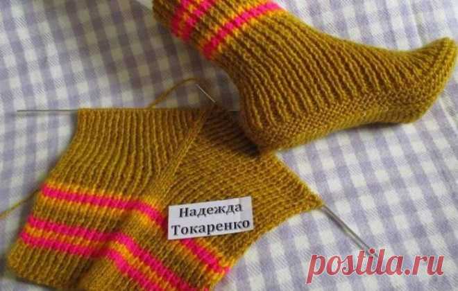 Очень теплые и оригинальные носочки на двух спицах Носочки вяжутся на двух спицах. 
Набрала 49 петель на спицы №3. Провязала 30 рядов резинкой 1 на 1. Нашла среднюю петлю (25-ая), отметила её цветной нитью. В каждом лицевом ряду из этой петли вывязывала 5 петель (лиц, накид, лиц, накид, лицевая). Изнаночные ряды вязала как смотрит вязка. Когда на с