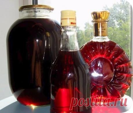 ГОТОВИМ НАЛИВКУ «ЧЕТЫРЕ НА ЧЕТЫРЕ» 
4 стакана сахара
4 стакана воды
4 стакана ягод
4 стакана водки
Сахар заливаем теплой кипяченой водой, чтобы он не осел на дно, а разошелся равномерно. Затем засыпаем мытые и обсушенные ягоды целиком, не размятыми. Фейхоа – единственная ягода, которую нужно нарезать половинками, а если крупная, то и четвертинками. Теперь остается добавить водку и запастись терпением.
Это количество жидкости переливаем в стеклянную банку (должно впритык хватить трехлитрово