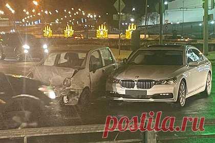 Служебный автомобиль министра российского региона попал в ДТП. В Казани служебный автомобиль министра цифрового развития Республики Татарстан попал в ДТП, чиновника в салоне не было. Авария произошла на перекрестке улиц Лево-Булачной и Ташаяк вечером 20 января. В автомобиль BMW, принадлежащий правительству республики, врезалась машина марки Daewoo Matiz, выехавшая на пересечение.