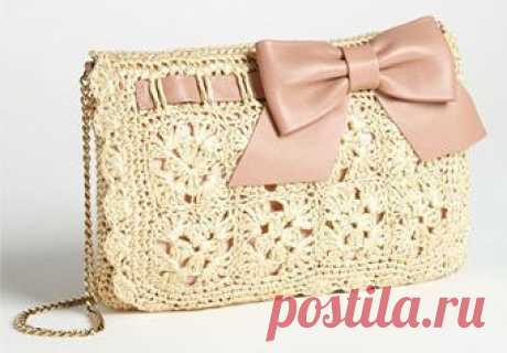 Вязаный крючком клатч Red Valentino.  Схема вязания прилагается. Этот удивительно нежный и одновременно очень роскошный вязаный крючком клатч от всемирно известного бренда Red Valentino.