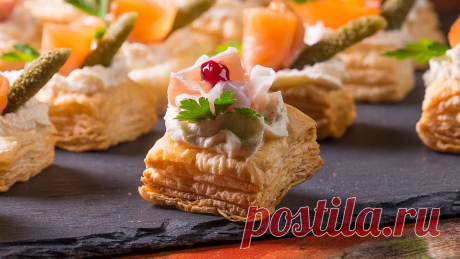 Mini ciasta francuskie - z wędzonym łososiem i szynką Prosciutto di Parma Pełny opis wraz ze składnikami oraz przepisem, znajdziesz na naszym blogu :)https://fajerki.pl/2020/11/05/wedzony-losos-szynka-prosciutto-di-parma-i-ciasto-fr...