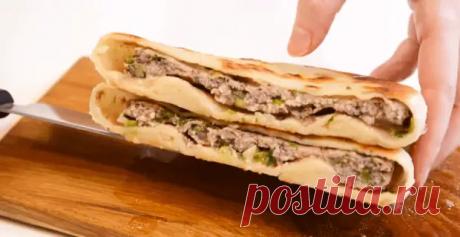 (99+) Быстрые лепешки с фаршем — достойная замена беляшей и чебуреков - БУДЕТ ВКУСНО! - медиаплатформа МирТесен Стейк из тунца на гриле
Чтобы получить сочный стейк из тунца, который можно подавать как самостоятельное блюдо, достаточно просто приготовить его на гриле, и он будет просто таять во рту.
Ингредиенты:
Тунец — 600 г Лук — 2 шт.
Лимон — 1 шт.
Оливковое масло — 50 мл Соль, перец — по вкусу
Приготовление:
1. Очистите тунца от костей и кожи.
Нарежьте его на стейки.
2. Разогрейте гриль до …