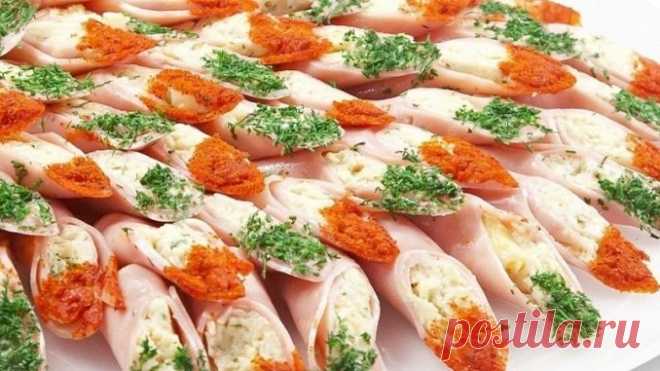 Одним из самых важных пунктов новогоднего меню являются холодные закуски. Традиционно на столе их должно быть несколько. Чаще всего среди них салаты «Селедка под шубой», «Белочка» и «Оливье». Иногда бутерброды с икрой или со шпротами. Вкусно, но со временем приедаются.


Лучше всего подобрать оригинальные рецепты простых закусок. Именно они разогреют аппетит перед подачей основных новогодних блюд, украсят стол и создадут праздничную атмосферу. Получится быстро, просто и аппетитно.