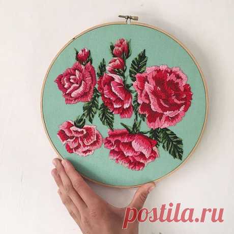 Five luscious pink/red roses and a couple little rosebuds hand embroidered on minty green fabric, glued into a 10” wooden - Salvabrani
