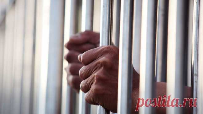 Большое количество бритых наголо мужчин в парикмахерской привело к поимке наркоторговца. В Италии большое количество бритых наголо и безбородых мужчин, посещающих парикмахерскую, привело к задержанию наркоторговца, пишет Oddity Central. Как пишут СМИ, полицейские из Генуи получили сообщение, что в одном из районов города ...