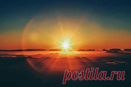 Россиянам рассказали о последствиях вспышки на Солнце. Недавняя мощная вспышка на Солнце не приведет к магнитным бурям, рассказал ученый Сергей Язев. Выброс энергии произошел, когда активная область находилась у западного края солнечного диска. Поэтому есть высокая вероятность, что солнечное вещество после вспышки пройдет мимо Земли.