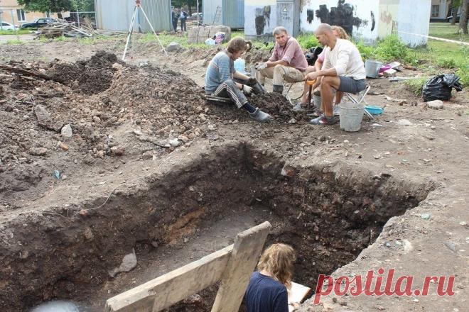 Археологи обнаружили в Великом Новгороде фрагмент церкви Иоанна Крестителя XIV века | Религия