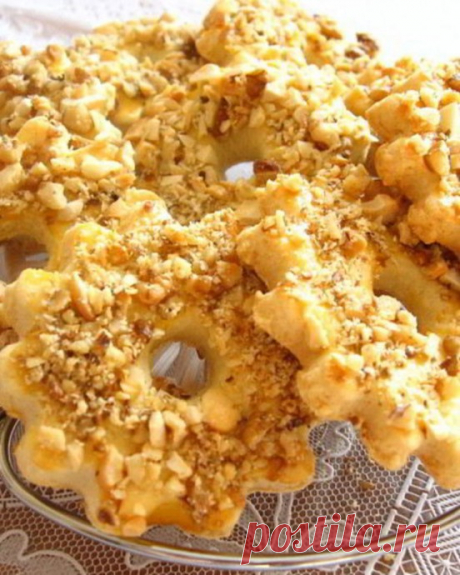 Песочные колечки с орехами Ингредиенты:Мука – 175 гр.Сливочное масло – 100 гр.Сахарная пудра – 40 гр.Арахис – 40 гр.Яйцо – 1 шт.+желток – 1 шт. – для смазывания.Разрыхлитель – 0.5 ч. л.Соль – щепотка.Ванилин – немножко на кончике ножа.Приготовление: 1. Масло заранее достаньте из холодильника. Добавьте в мягкое...