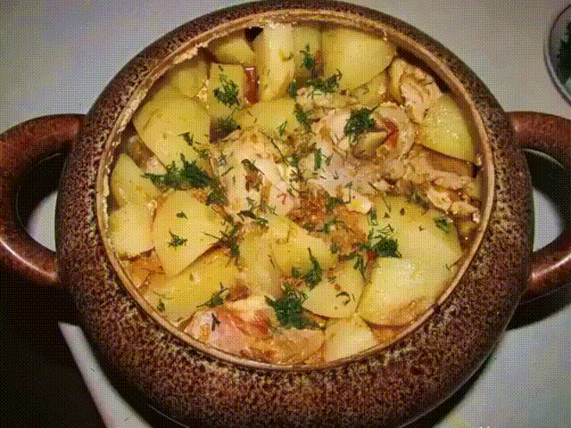 Мясо по-французски – это необыкновенно вкусное блюдо, любимое многими. Попробуйте приготовить его в горшочках – получится еще вкуснее и ароматнее, чем на противне! 
Предлагаю приготовить мясо по-французски нетрадиционным способом – запечь его в горшочках! Блюдо получается очень сочным, нежным и вкусным! Как приготовить мясо по-французски в горшочках? Делюсь рецептом! 
Ингредиенты: 
1. Свинина — 1 Килограмм 
2. Картофель — 4-5 Штук 
3. Лук репчатый — 2 Штуки 
4. Морковь — 2 Штуки 
5. Шампиньоны —