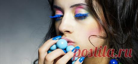 Цветные ресницы: видео-инструкция как сделать своими руками, особенности декорирования накрашенных шикарных объемных волосков, премиум класса, на ленте, "перьев", "паучьих лапок", цена, фото