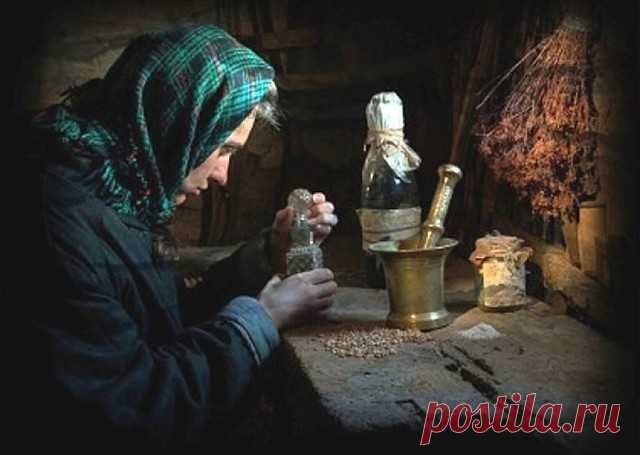 СОВЕТЫ ЗНАХАРЕЙ

Беременная женщина не должна задувать свечу, иначе жизнь ребенка будет короткой. 
* * * 
Кто прикурит от церковной свечи, тот не жилец. 
* * * 
Кто станцует под колокольный звон, тот со временем останется без ног. 
* * * 
Переступивший через конский навоз всю жизнь будет трудиться, а денег не будет. 
* * * 
Кто поест сидя на грядке, заболеет нутром. 
* * * 
Если у кого огород «испорчен» и ничего не растет, наденьте ту вещь, в которой отстояли Пасхальную ил...