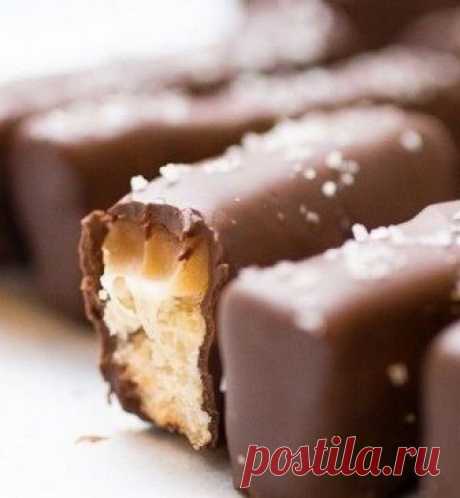 КАК ПРИГОТОВИТЬ "TWIX" - У нас так КАК ПРИГОТОВИТЬ «TWIX» ИНГРЕДИЕНТЫ: ● Масло сливочное — 2 пачки ● Мука — 2 стакана ● Сахар — 0,5 стакана ● Молоко сгущенное — 2 банки ● Шоколад...