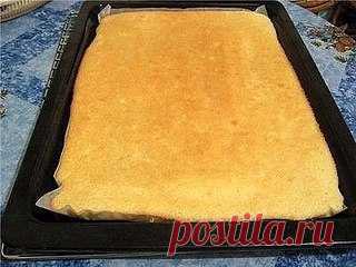 Этот рулет стал моим любимым рецептом! 
По ГОСТу только тесто сделала. Корж получается идеальный! Не сухой, не трескается, отлично сворачивается. Пропитайте его сиропом, намажьте любым кремом и отличный рулет готов! 
Тесто: 
3 яйца 
90 г муки 
90 г сахара 
Приготовление: 
Яйца и сахар положите в чашку 
Взбивайте миксером на высокой скорости не менее 5 минут, до растворения сахара 
Масса должна получиться белой и пышной 
Просейте муку 
Перемешайте аккуратно лопаткой до одно...