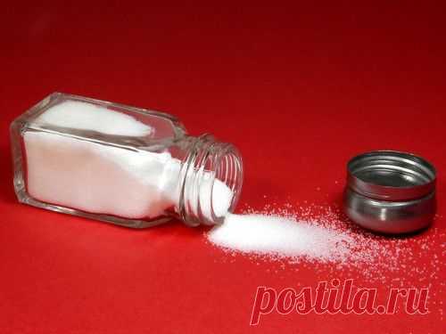 Народные приметы: к чему рассыпать соль и сахар