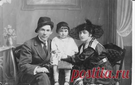 Леонид Утёсов с дочерью Эдит и женой Еленой 1917г.