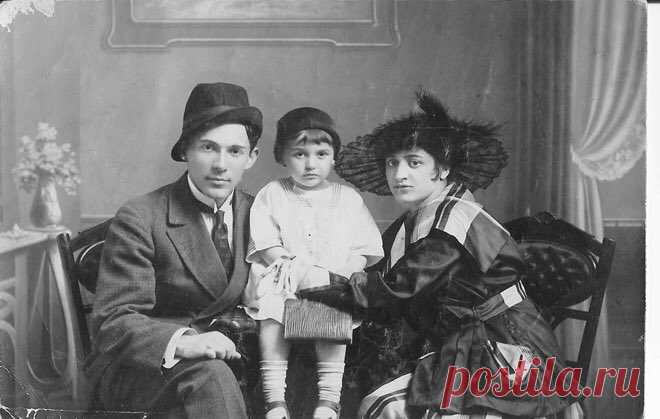 Леонид Утёсов с дочерью Эдит и женой Еленой 1917г.