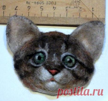 Брошь "Котенок" из шерсти, не предназначена для крепления на легкие ткани (шелк, шифон и т. д., если только не будет использоваться зажим, который не портит легкие ткани ). Крепление может быть булавкой, может быть булавкой и зажимом вместе. Не разлохматится со временем.