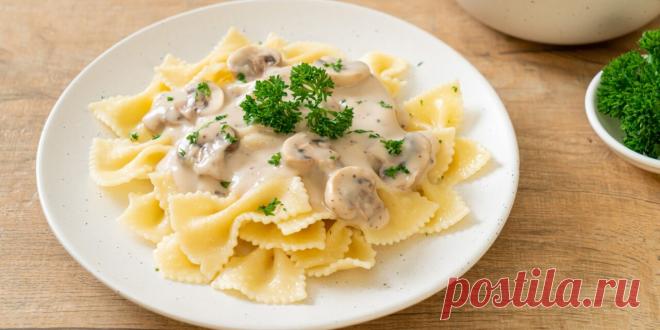 Грибной соус на курином бульоне с горчицей: рецепт - Лайфхакер Приготовьте сливочной-грибной соус с горчицей по этому простому рецепту. Соус из шампиньонов отлично дополнит пюре, макароны и мясо.