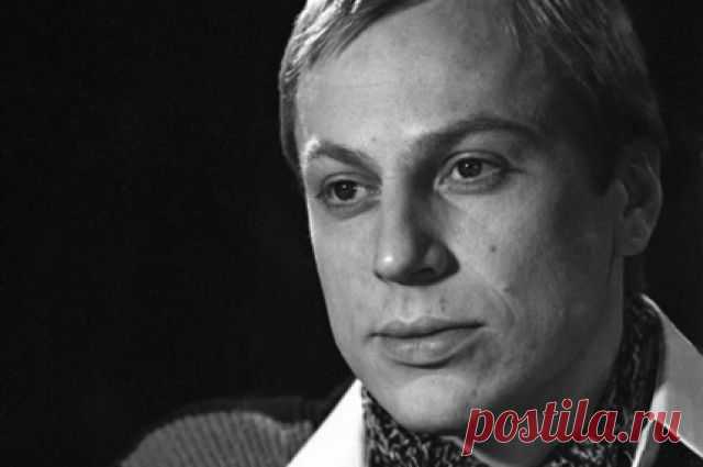 День памяти Юрия Богатырева Любовь к творчеству у зрительного Юры проявилась в юном возрасте. Он сам мастерил куклы из старых вещей, придумывал сценарии и разыгрывал кукольные спектакли перед сверстницами. Он был любимчиком девчонок. Стремление реализовать себя в искусстве