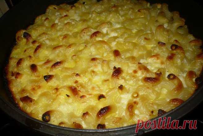 Paste cu branza dulci la cuptor! Mai tine-ti minte cand mancam asa in copilarie? Ingrediente:    -2 pahare de tăieţei    -10 ouă    -1 pahar de zahăr    -½ linguriţă de sare    -2 g de vanilină-    -½ pahar de stafide    -3 linguri de un-t    -2 linguri de ulei vegetal    Mod de preparare:    Fierbem taiteii în apă nesărată cu adaos de ulei vegetal.