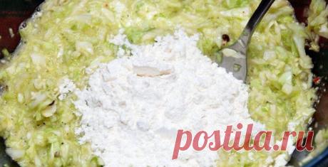 Полкочана капусты в холодильнике — легкий ужин готов. Как превратить скучный овощ во вкусное блюдо. Пожалуй, нет ничего проще, чем пожарить вкусные оладушки, полить их свежей сметанкой и уплетать весь вечер, просматривая любимый фильм или телепередачу. Как это обычно делаете вы? Мука, немного кефира и пару яиц — всё, что нужно. Так готовит большинство домохозяек. Представляю, что будет, если туда