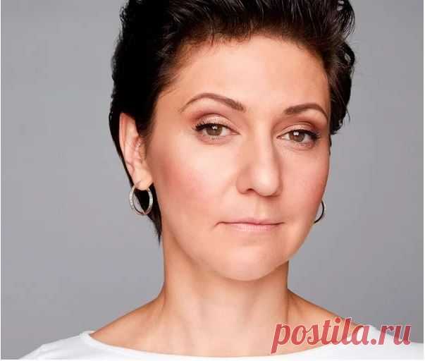 Пример возрастного макияжа, который легко повторить Стильный образ зрелой женщины сложно представить без аккуратного легкого макияжа Как создать повседневный дневной макияж для зрелой кожи без лишних временных затрат и массы косметических средств? 1...