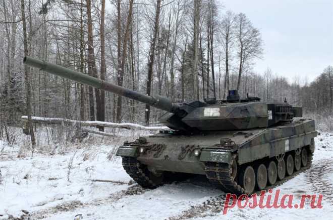 ВС РФ эвакуировали трофейный танк Leopard из зоны боевых действий. Эвакуационной команде пришлось разрывать гусеницы танка подрывом.