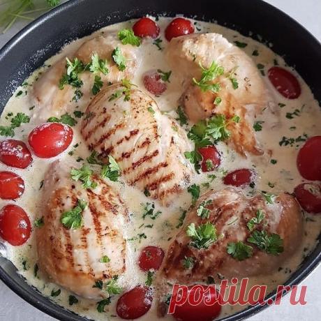 Куриная грудка в сливочном соусе с чесноком и петрушкой.
- 400г куриного филе
- 200мл.сливок любой жирности
- 2 зубчика чеснока
- 1ч.лож. ол.масла
- 1ч.лож.ол.масла
- свежая петрушка
- соль, перец
- горсть помидоров черри

Чеснок мелко нарезать и обжарить на 1ч. ложке оливкового масла 1мин. Затем добавить нарезанную петрушку, сливки и прогреть всё вместе ещё одну минуту. Далее добавить слегка обжаренную на гриле или сухой а/п сковороде, куриную грудку, помидоры черри, всё ...