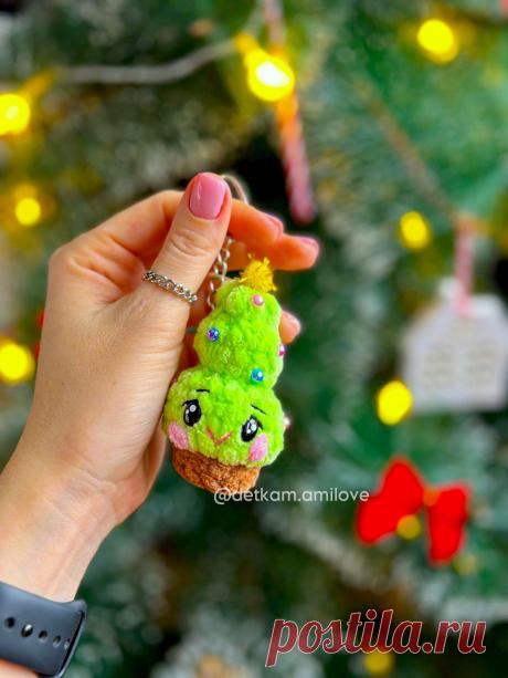 PDF Ёлочка крючком. FREE crochet pattern; Аmigurumi toy patterns. Амигуруми схемы и описания на русском. Вязаные игрушки и поделки своими руками #amimore - новогодняя ёлка из плюшевой пряжи, плюшевый брелок в виде ёлочки к Новому году, маленькая елка, елочка.