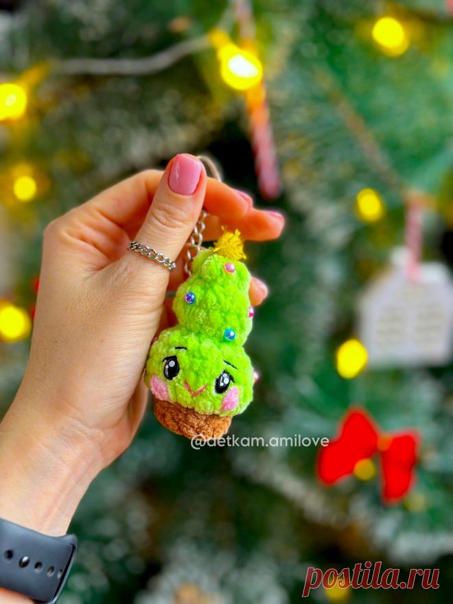 PDF Ёлочка крючком. FREE crochet pattern; Аmigurumi toy patterns. Амигуруми схемы и описания на русском. Вязаные игрушки и поделки своими руками #amimore - новогодняя ёлка из плюшевой пряжи, плюшевый брелок в виде ёлочки к Новому году, маленькая елка, елочка.