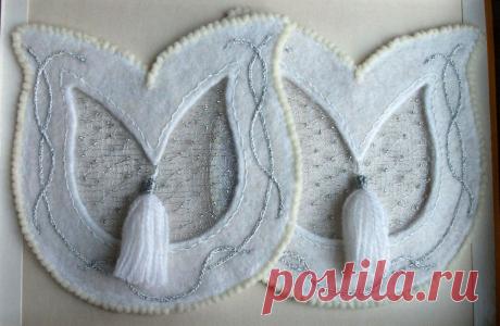 Фигурные, декоративные, накладные карманы выполнены с использованием шерсти, мохера, полушерсти, акрила (по контуру), ткани - фатина с мелкими ячейками , укрепленная металлической нитью Madeira и мелким бисером. Ширина 14,5 см, высота (глубина) 15см (по крайним выступающим точкам).