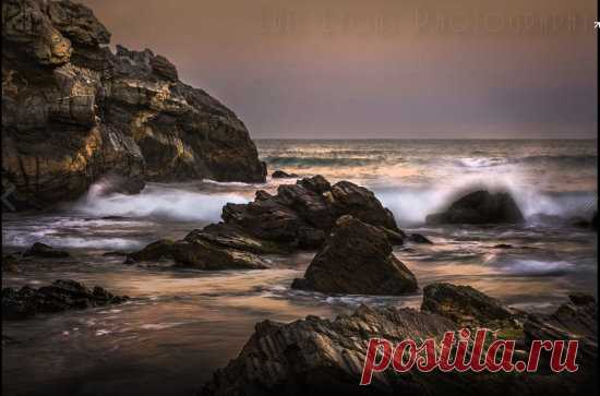 Я останусь твоей самой теплою тайной,
Самым ярким порывом. Там, где точка - запрет!
Я останусь желанием сильным, случайным,
И меня не сотрешь по стечению лет.
Сумасбродными мыслями, ветра порывом,
Вкусом терпких духов и желаньем владеть,
Криком боли в ночи, нереально-строптивым,
Самым сильным табу, чтобы преодолеть.
И ты сделаешь вид, что давно все забыто,
Но глазами скользнув по мне -выдашь себя,
Вынимай же из сердца! А сердце разбито,
Сердцу так тяжело отрекаться любя...
Я останусь твоею неист