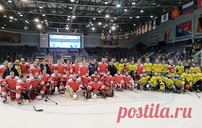 Ветераны "Спартака" обыграли "Химик" в юбилейном матче воскресенского хоккейного клуба. Торжественное празднование 70-летия "Химика" прошло в Воскресенске в среду