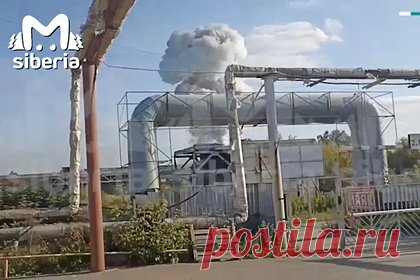 Пожар на складе пиротехники в российском регионе попал на видео. В Кемерове загорелся склад пиротехники. На попавших в сеть кадрах виден большой столб густого дыма и салюты, которые разлетаются по небу. Также слышен характерный звук взрывов пиротехники. По данным Mash Siberia, здание обрушилось, так как его конструкция не выдержала.