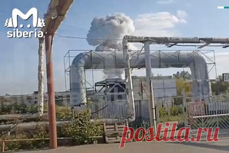 Пожар на складе пиротехники в российском регионе попал на видео. В Кемерове загорелся склад пиротехники. На попавших в сеть кадрах виден большой столб густого дыма и салюты, которые разлетаются по небу. Также слышен характерный звук взрывов пиротехники. По данным Mash Siberia, здание обрушилось, так как его конструкция не выдержала.