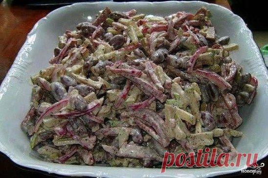 Вкусный салат с копченной колбасой
▬▬▬▬▬▬▬▬▬▬▬▬▬▬▬▬▬▬▬▬▬▬▬▬▬▬▬▬
Ингредиенты и приготовление:
Очень простой в приготовлении и вкусный салатик.
Трем на крупной терке сырую морковь,
сыр твердых сортов,
режем соломкой полукопченую колбасу,
добавляем консервированную кукурузу,
несколько зубчиков чеснока,
заправляем майонезом.
Желательно этот салат не солить, т.к. сыр соленый, колбаса, майонез. Достаточно соли,содержащейся в них.