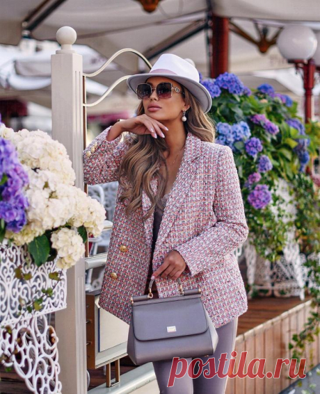 Деловой стиль 2021: женственные образы со шлейфом невероятной красоты Деловой стиль – это шик, роскошь и элегантность. 
Если вы думаете, что строгий образ может содержать только черную юбку и белую блузку или обычный брючный костюм, то мы спешим вас переубедить. 
Модель...