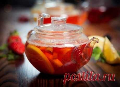 За чаем не скучаем: 10 рецептов горячих напитков

1. Клюквенный чай

Ингредиенты:

60 г апельсина
50 г лимона
40 мл апельсинового сока
50 мл сахарного сиропа (50 г сахара и 50 мл воды прогреть до растворения сахара)
50 г клюквы (можно использовать замороженную)
1 палочка корицы
400 мл кипятка

Приготовление:

Апельсин нарезать небольшими кусочками и вместе с клюквой поместить в чайник. Добавить апельсиновый сок, сахарный сироп и палочку корицы. Залить все кипятком, дать на...