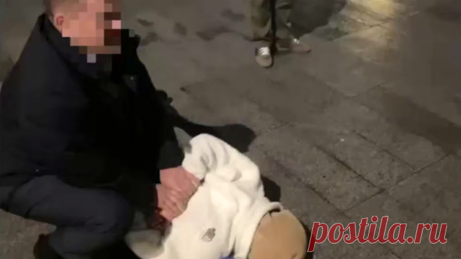 В Москве на вокзале задержали двух курьеров за организацию незаконной миграции. В Москве полицейские задержали двух курьеров из организованной группы, легализовавшей порядка тысячи нелегалов. Кадры с места задержания опубликовала официальный представитель МВД России Ирина Волк в своем Telegram-канале. По ее словам, с ...