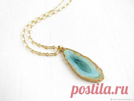 Кулон &quot;Глубина&quot;. Кулон голубой из камня. Кулон золотой. Кулон подвеска на цепочке. Яркий кулон. Кулон из агата. Купить кулон.
Кулон подвеска с красивой жеодой голубого агата с позолоченными краями на позолоченной цепочке высокого качества. 
Украшения, ручная работа, Ирина Моро, Irina Moro.
Купить Кулон &quot;Глубина&quot;золотой кулон,подвеска кулон,голубой кулон,купить кулон в интернет магазине на Ярмарке Мастеров